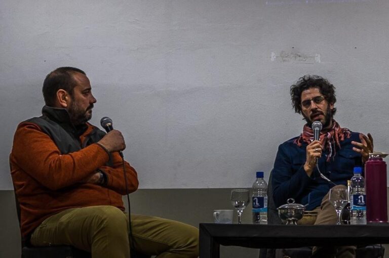 Aliani en una charla junto al humorista gráfico Tute. Gentileza.
