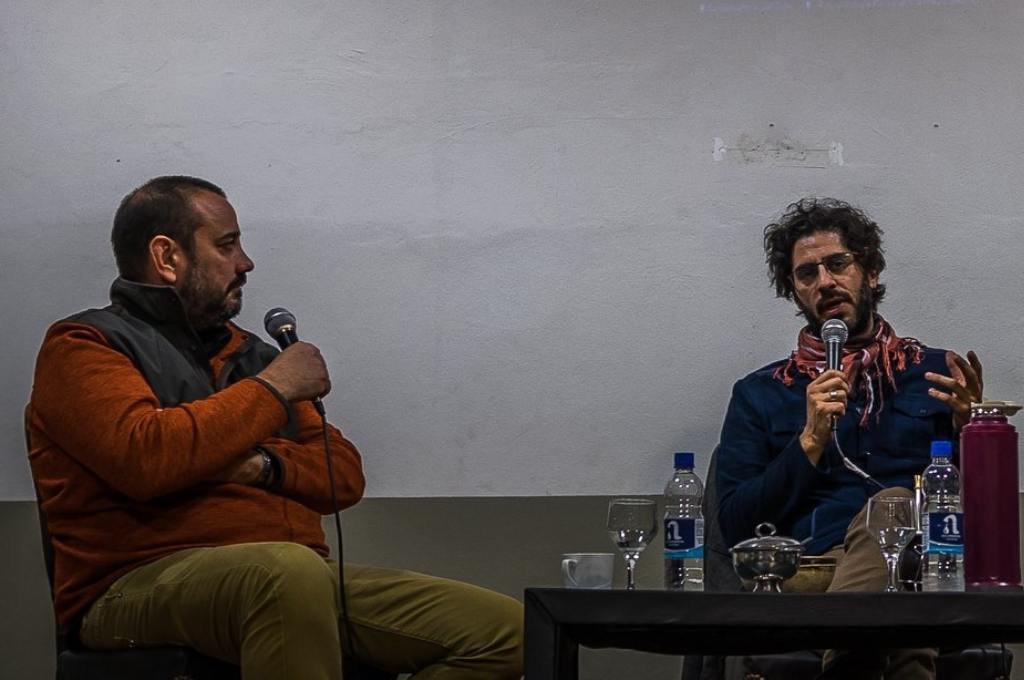 Aliani en una charla junto al humorista gráfico Tute. Gentileza.