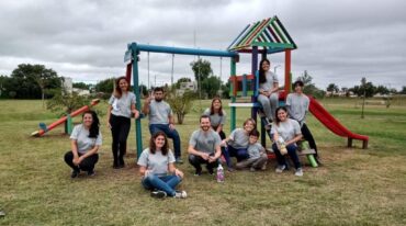 Voluntarios del programa Biotellas con el juego realizado a partir de plástico recuperado. Gentileza.