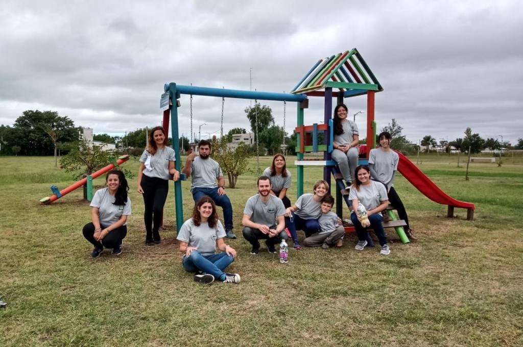 Voluntarios del programa Biotellas con el juego realizado a partir de plástico recuperado. Gentileza.