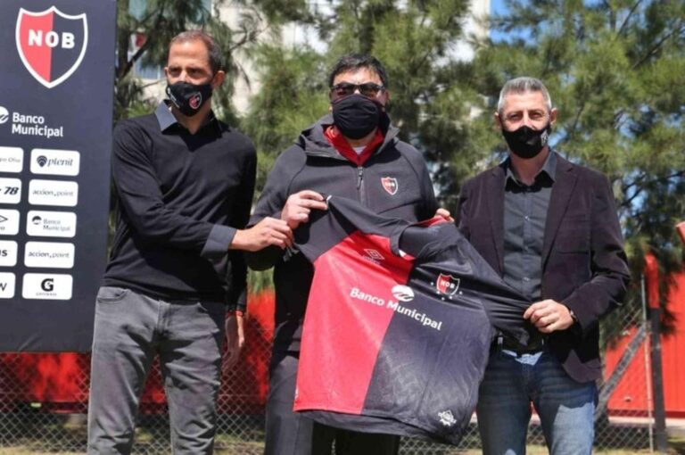 Sebastián Peratta dejó su cargo y el DT está con los días contados. Archivo.