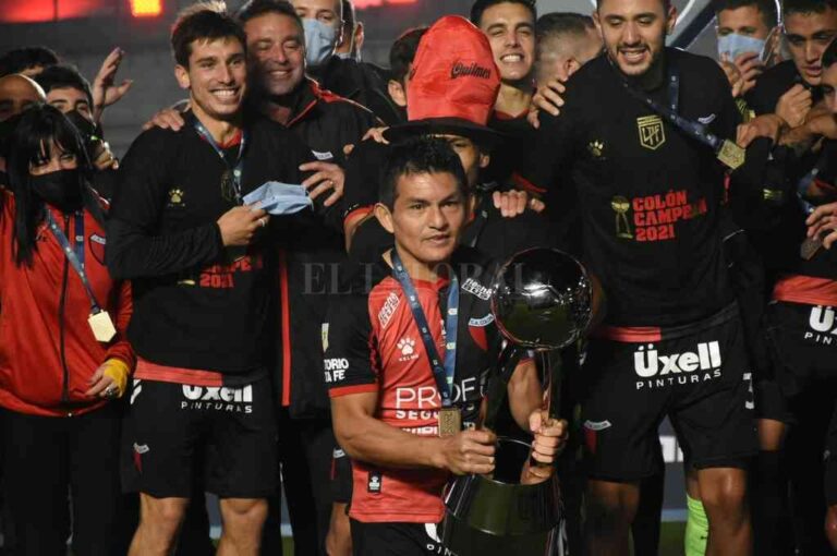 El "Pulga" Rodríguez y la copa. El capitán y gran figura del sabalero no fue tan determinante en la final e incluso salió lesionado. Eso destaca todavía más el valor del equipo y del plantel en general. Pablo Aguirre