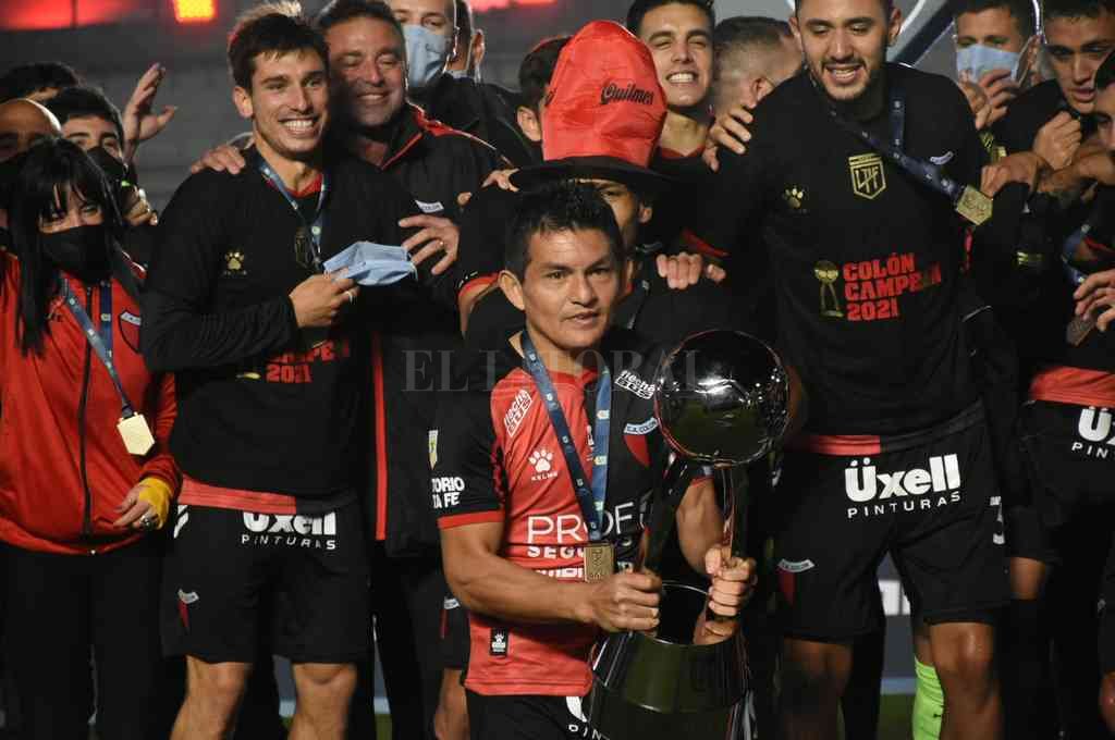 El "Pulga" Rodríguez y la copa. El capitán y gran figura del sabalero no fue tan determinante en la final e incluso salió lesionado. Eso destaca todavía más el valor del equipo y del plantel en general. Pablo Aguirre