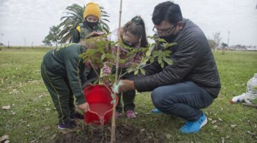 El intendente de General Ramírez plantó junto a los niños una especie autóctona. Fotos: Gentileza Prensa Municipalidad de General Ramírez