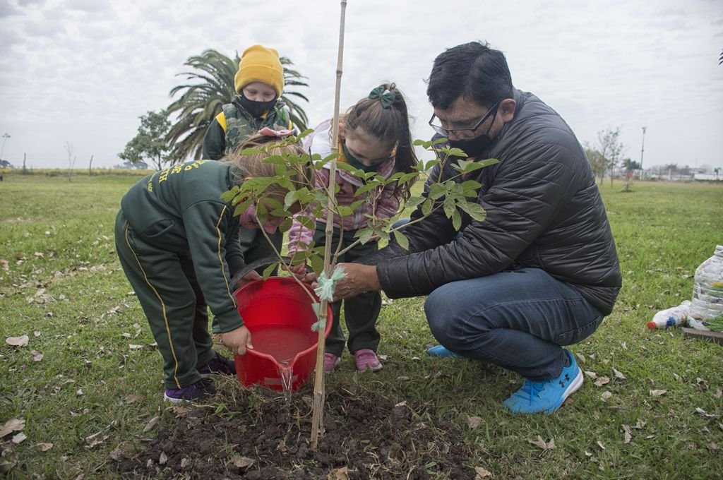 El intendente de General Ramírez plantó junto a los niños una especie autóctona. Fotos: Gentileza Prensa Municipalidad de General Ramírez