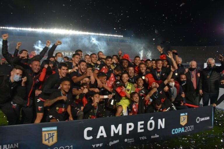 Los hacedores de un logro histórico e inolvidable: Colón campeón. PRENSA CLUB ATLÉTICO COLÓN