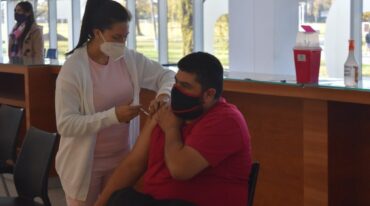 Este fue el primer domingo en que se vacunó en el Hospital de Venado Tuerto. La llegada de nuevas partidas de vacunas aceleró un poco el ritmo. Sur24.