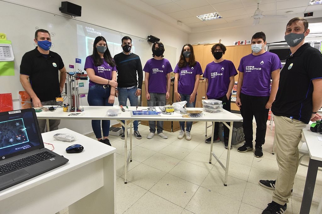 Cultura "maker". Estudiantes y profesores de la EETP Alem y del CEJ sorprendieron con un proyecto robótico que aporta soluciones a los problemas de sanitización ligados a la pandemia. Manuel Fabatia