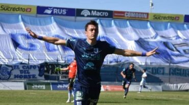 Leandro González festeja su gol para Gimnasia.