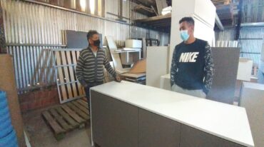 Oscar Lenzi junto al arquero Matías Ibañez viendo muebles para el vestuario.