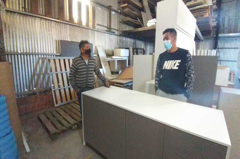 Oscar Lenzi junto al arquero Matías Ibañez viendo muebles para el vestuario.