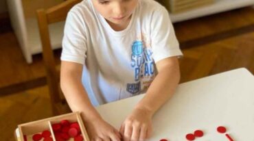 Autonomía e independencia son precisamente dos puntos fundamentales de esta pedagogía en la que educar es acompañar al niño en su camino personal de realización.   Gentileza Espacio Montessori Santa Fe