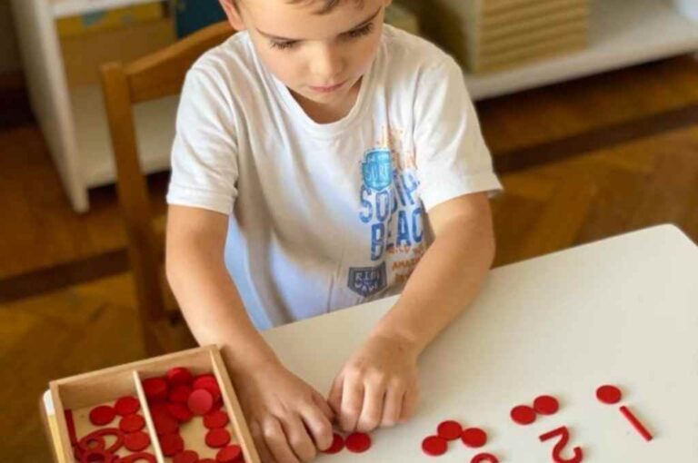 Autonomía e independencia son precisamente dos puntos fundamentales de esta pedagogía en la que educar es acompañar al niño en su camino personal de realización.   Gentileza Espacio Montessori Santa Fe