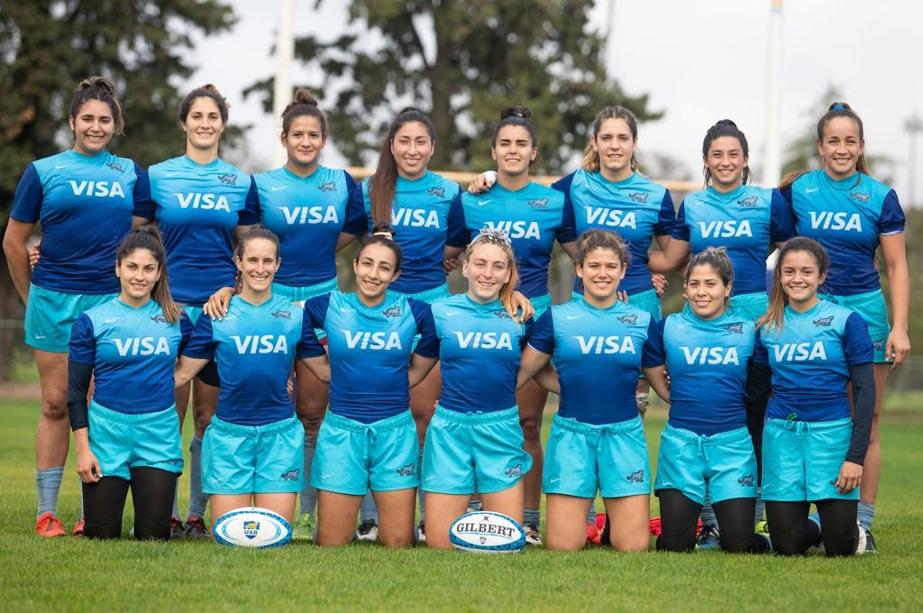 Antonella Reding (cuarta de izquierda a derecha arrodillada) junto al plantel que buscará llevar al rugby argentino a los JJOO de Tokyo. Gentileza Prensa UAR