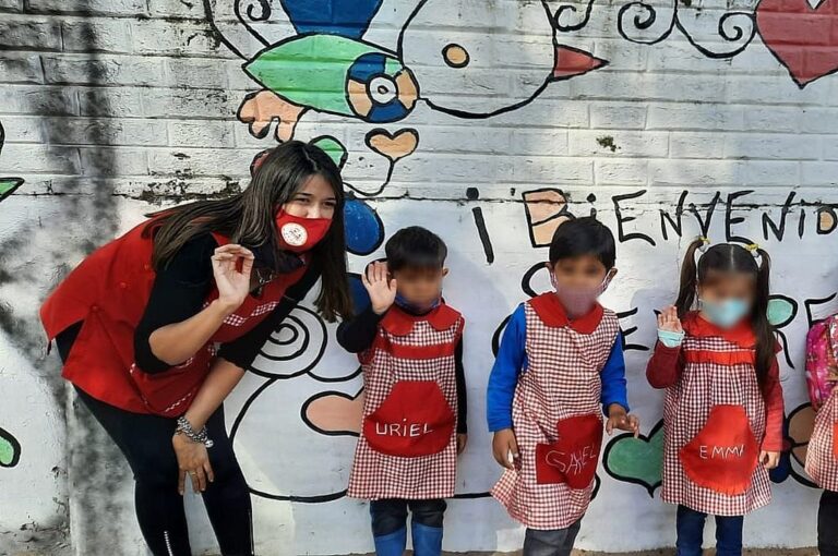 María Medrano y alumnos de nivel inicial.