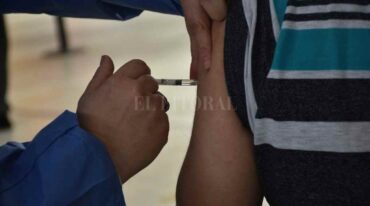 La vacunación en tiempo acelerado (más que nada en la población joven) es la gran esperanza para bajar la mortalidad y las internaciones en terapia con cuadros graves.   Flavio Raina