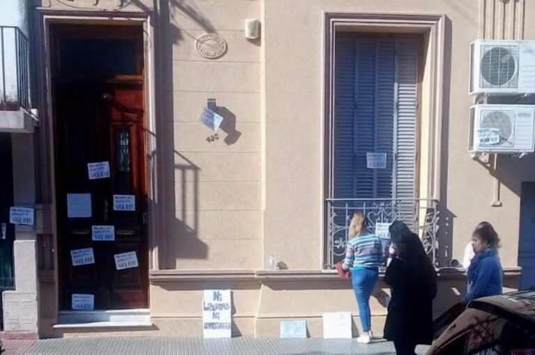 Hubo una protesta frente al domicilio de Benedetto