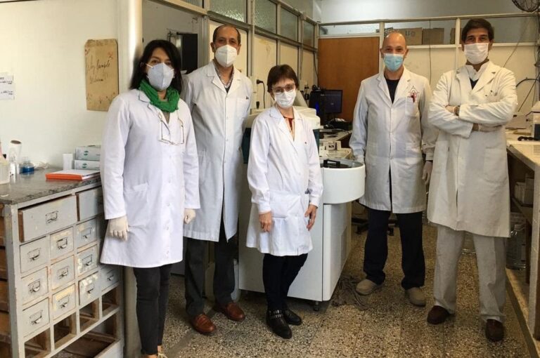 El equipo de profesionales bioquímicos del Laboratorio del Hospital Centenario