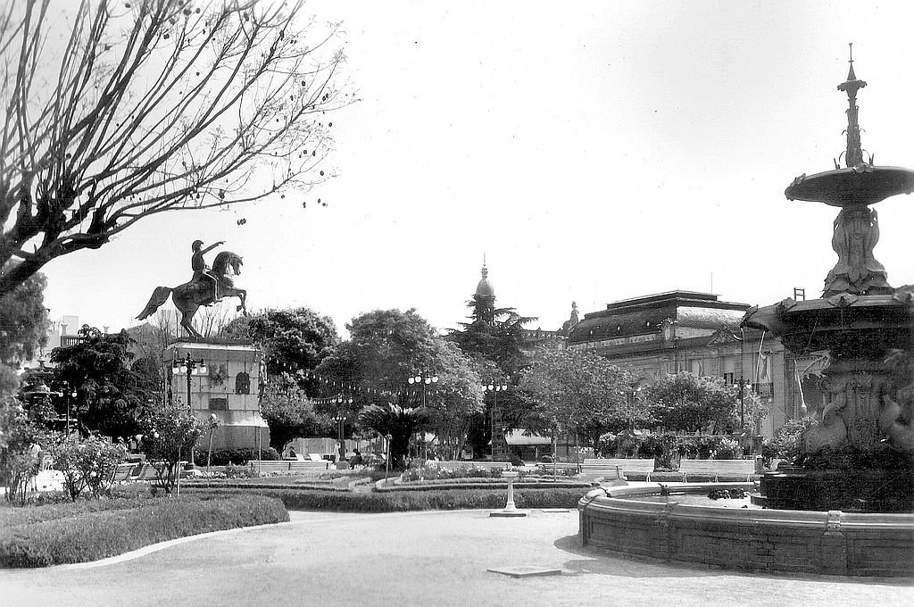 En la plaza 1° de Mayo