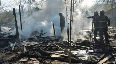 Bomberos del Cuartel Sur de Rosario trabajaron en el incendio de la vivienda ubicada en en Piamonte al 2700