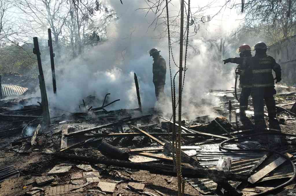 Bomberos del Cuartel Sur de Rosario trabajaron en el incendio de la vivienda ubicada en en Piamonte al 2700