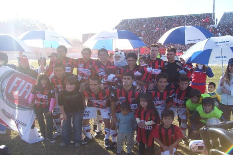 El equipo de Patronato en la final de 2008 ante Central Córdoba de Santiago del Estero.  Gentileza