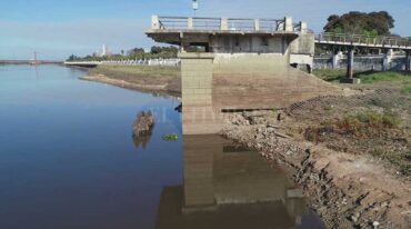 El pilar del viejo puente ferroviario que luego se convirtió en confitería bailable y ahora luce abandonado