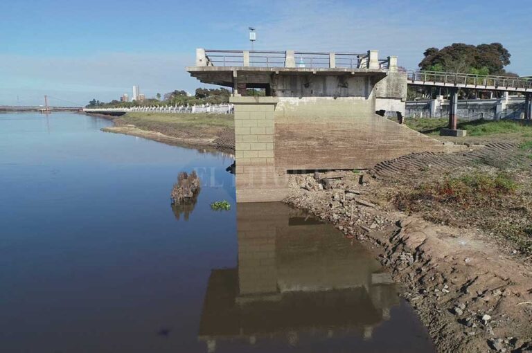 El pilar del viejo puente ferroviario que luego se convirtió en confitería bailable y ahora luce abandonado