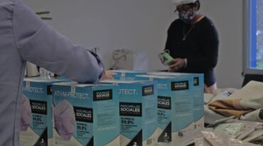 Producción. Dos mujeres de la Cooperativa Oreja de Negra en etapa final del proceso de elaboración de barbijos Atom Protect. Gentileza: prensa UNRaf.