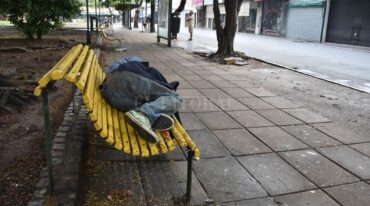 En la calle. Las personas que no tienen donde refugiarse del frío precisan la ayuda de toda la sociedad. Guillermo Di Salvatore