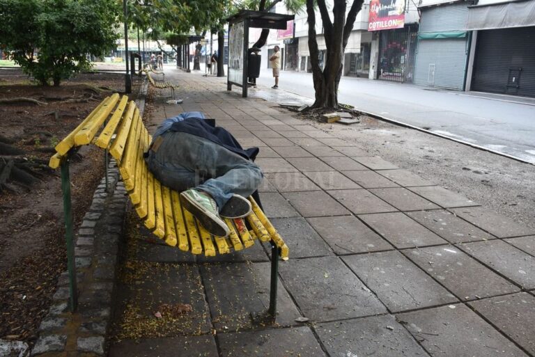 En la calle. Las personas que no tienen donde refugiarse del frío precisan la ayuda de toda la sociedad. Guillermo Di Salvatore