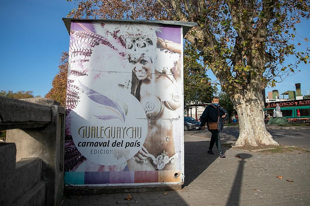 Un afiche del 'Carnaval del País' desgastado marca cuánto extraña la ciudad este evento que tantos beneficios apareja para los gualeguaychuenses. Rodrigo Atanes