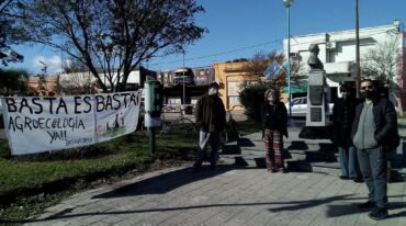 Ambientalistas concientizan sobre los peligros de los agrotóxicos y elevan propuesta a la Legislatura.