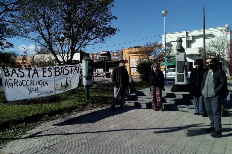 Ambientalistas concientizan sobre los peligros de los agrotóxicos y elevan propuesta a la Legislatura.