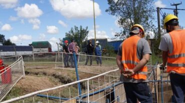 A través de un ramal de regulación de 1