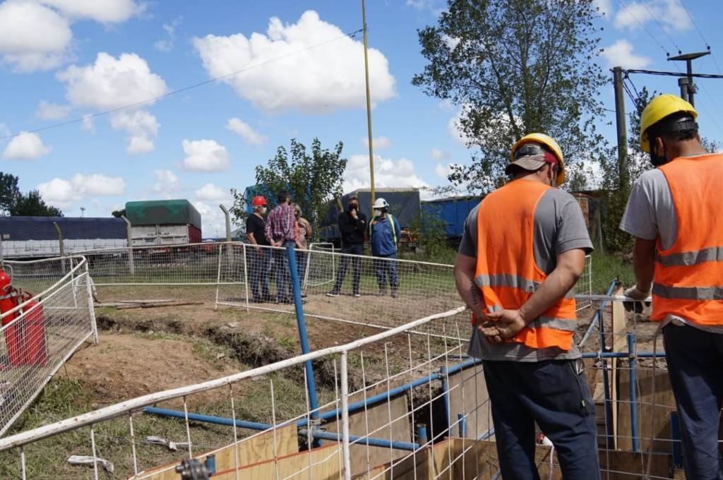 A través de un ramal de regulación de 1