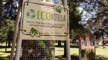 Las ecobotellas se están acopiando para enviarse a una planta recicladora de Buenos Aires con quienes la comuna realizará un intercambio por mesas fabricadas por plástico reciclado. Gentileza.