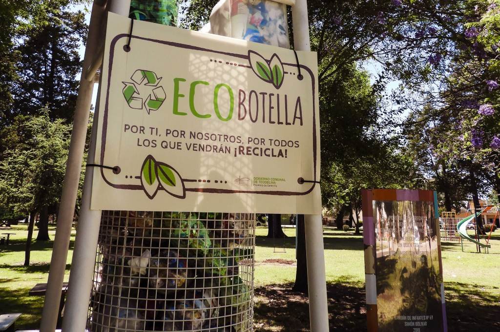Las ecobotellas se están acopiando para enviarse a una planta recicladora de Buenos Aires con quienes la comuna realizará un intercambio por mesas fabricadas por plástico reciclado. Gentileza.