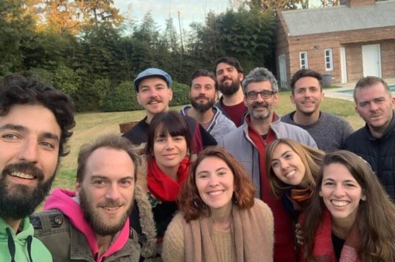 El proyecto editorial colectivo esta conformado por 10 personas entre los 22 y los 50 años residentes en la ciudad de Rosario