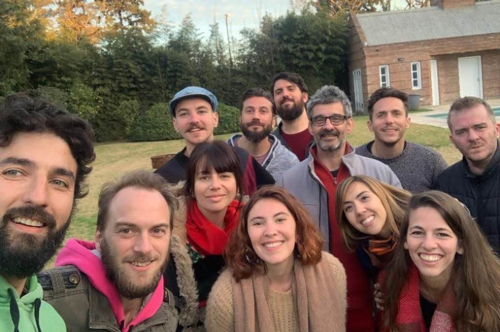 El proyecto editorial colectivo esta conformado por 10 personas entre los 22 y los 50 años residentes en la ciudad de Rosario