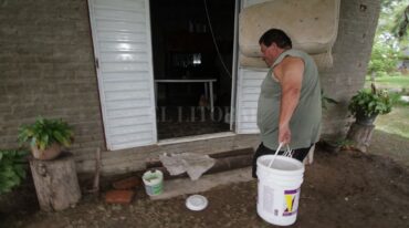 Baldes. Hasta ahora muchos vecinos deben acarrear el agua para el consumo en recipientes. Archivo El Litoral / Mauricio Garín