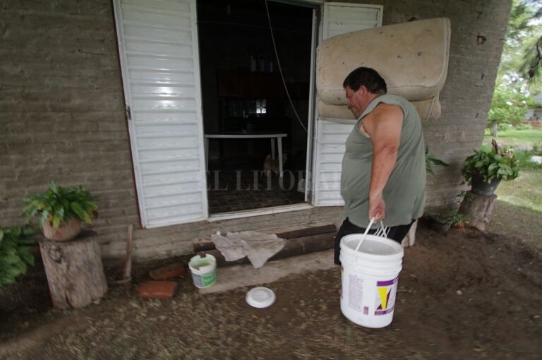 Baldes. Hasta ahora muchos vecinos deben acarrear el agua para el consumo en recipientes. Archivo El Litoral / Mauricio Garín
