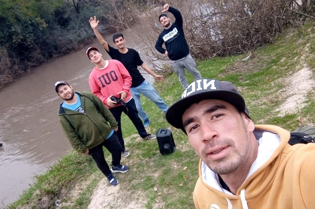 La banda Udimar grabó un video a orillas del arroyo Villaguay.
