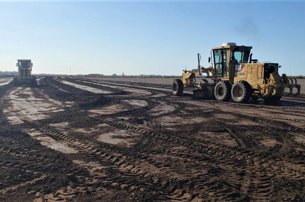 Postal que emociona. El sur santafesino esperaba ver máquinas trabajando en la futura autopista desde hacía varias décadas. Gentileza.