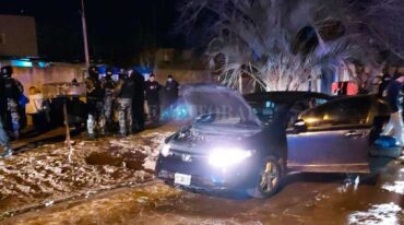 El momento en que los agentes descubren a los fugitivos que viajaban ocultos en el baúl de un Honda Civic. El Litoral
