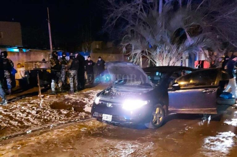 El momento en que los agentes descubren a los fugitivos que viajaban ocultos en el baúl de un Honda Civic. El Litoral