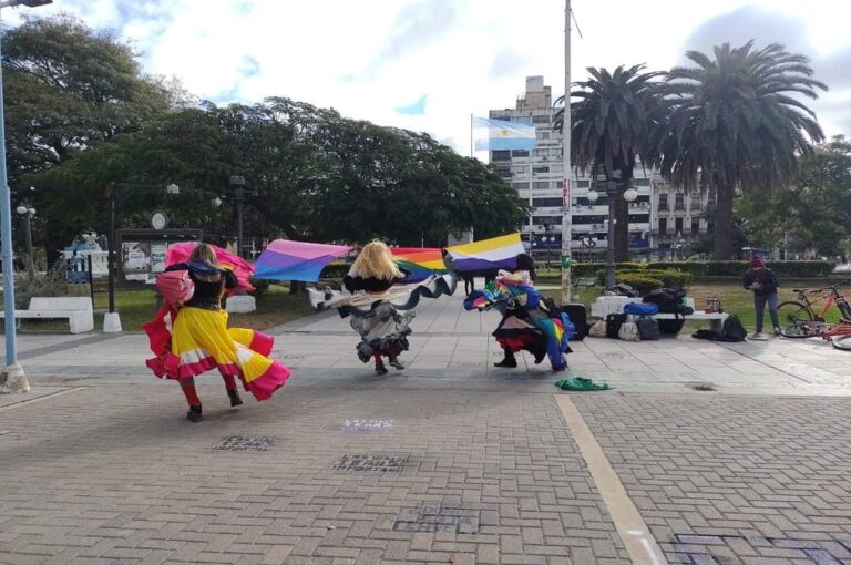 Sirenas de Agua Dulce presentaron una performance a puro despliegue de polleras.