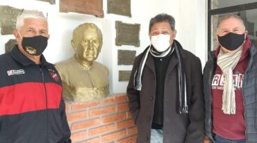 Lenzi junto a los históricos dirigentes Parkinson (izquierda) y González (derecha) y el busto del Padre Grella.
