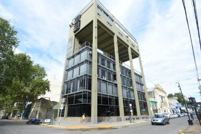Sede administrativa. Se acortan los plazos y en los altos de Mitre y Belgrano aguardan un final feliz. Manuel Fabatía.