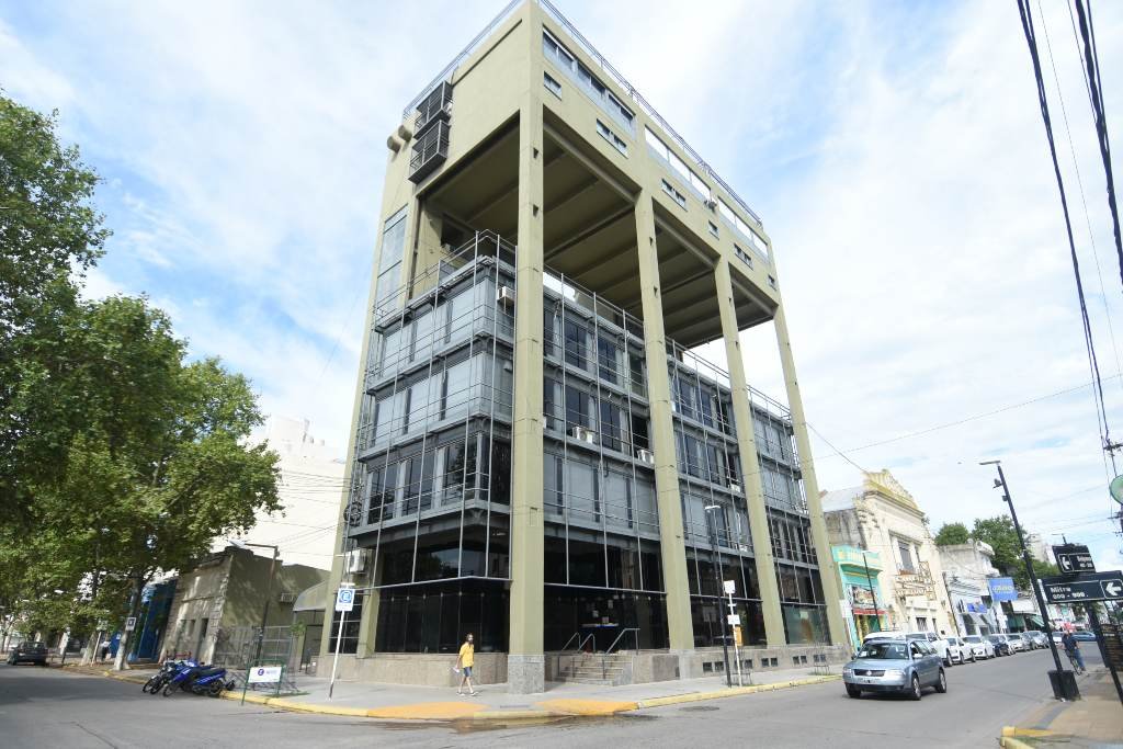 Sede administrativa. Se acortan los plazos y en los altos de Mitre y Belgrano aguardan un final feliz. Manuel Fabatía.
